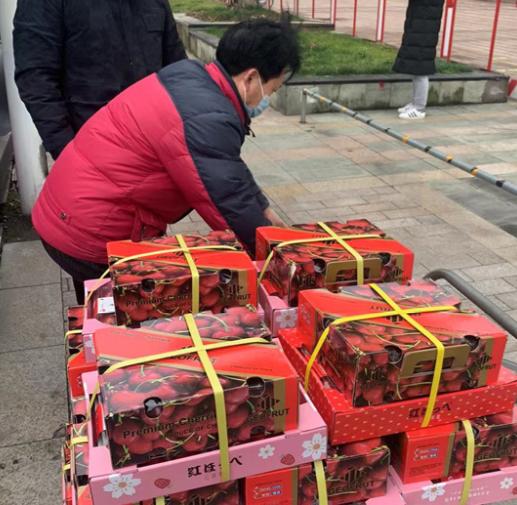 这也要卷起来吗？江苏无锡隔离小区物资太豪横，车厘子草莓送到家休闲区蓝鸢梦想 - Www.slyday.coM