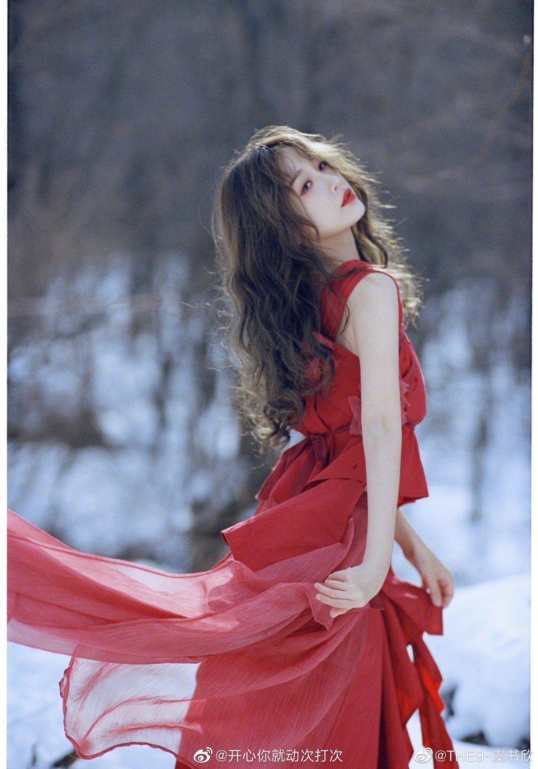 虞书欣这组雪地红裙写真未免也太美了!__财经头条