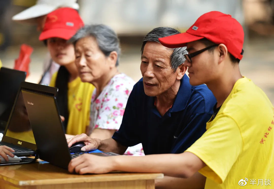 年轻人发愁：父母沉迷手机怎么办？休闲区蓝鸢梦想 - Www.slyday.coM