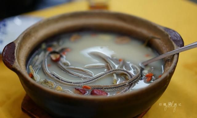 冬日广州街头,偶遇一锅不一样的煲仔饭,原汤化原食特别养生