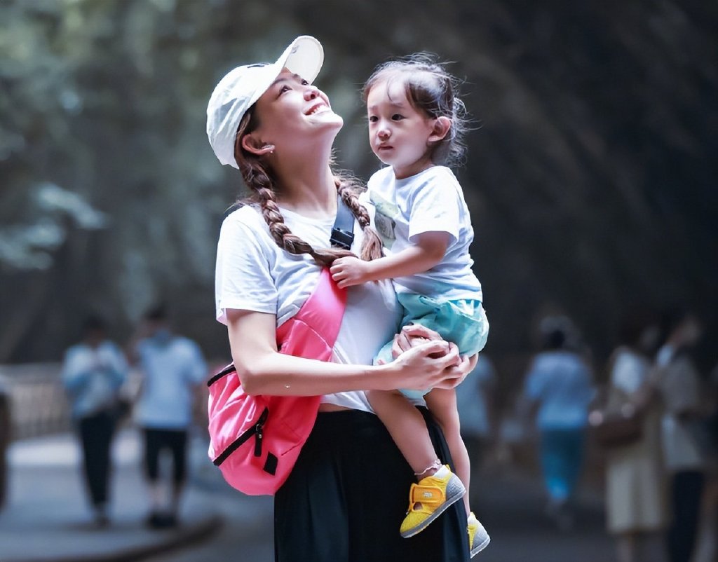 应采儿带俩儿子外出，Jasper打扮酷帅像爸爸，弟弟马尾造型惹争议休闲区蓝鸢梦想 - Www.slyday.coM