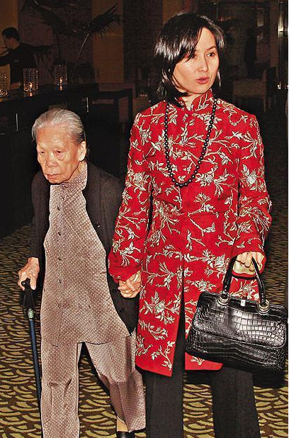 赌王长孙罕露面!1岁何广燊获保姆贴身照顾,亲妈全程打电话