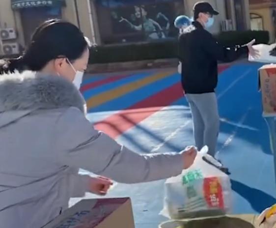 大连一核酸检测现场，演绎成了洗浴中心接待，搓澡牛奶浴安排到位休闲区蓝鸢梦想 - Www.slyday.coM