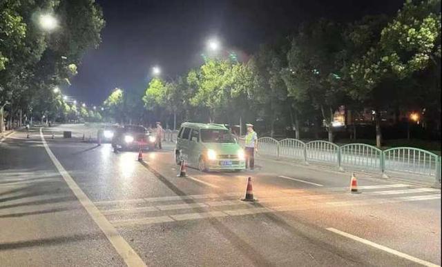 刚买了新车喝酒庆祝，浙江男子醉酒被交警拦下休闲区蓝鸢梦想 - Www.slyday.coM