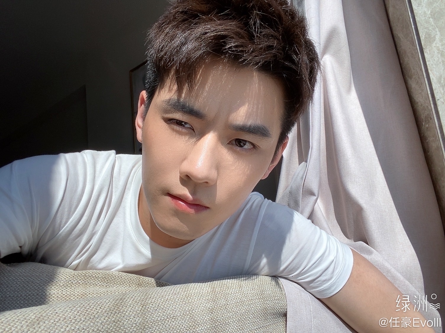 任豪:秋天的第一次自拍 帅哥秋天的第一次自拍