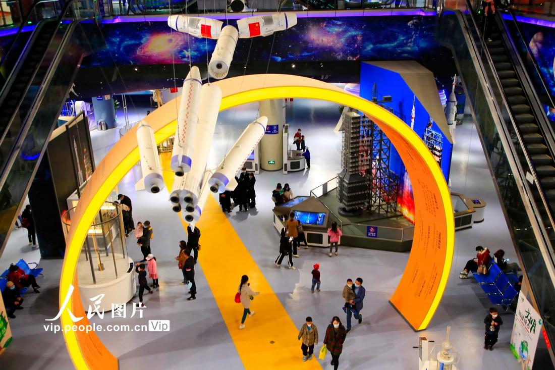 2022年4月17日,市民在宁夏科技馆参观航天科普展.