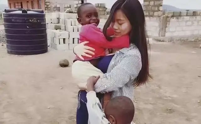 22岁漂亮女大学生,为爱远嫁非洲,惨遭凌辱,其父竟喝药自杀休闲区蓝鸢梦想 - Www.slyday.coM 22岁漂亮女大学生,为爱远嫁非洲,惨遭凌辱,其父竟喝药自杀休闲区蓝鸢梦想 - Www.slyday.coM