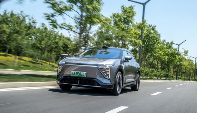 价格下探竞争力如何？对比蔚来ES6和智己LS7显成色