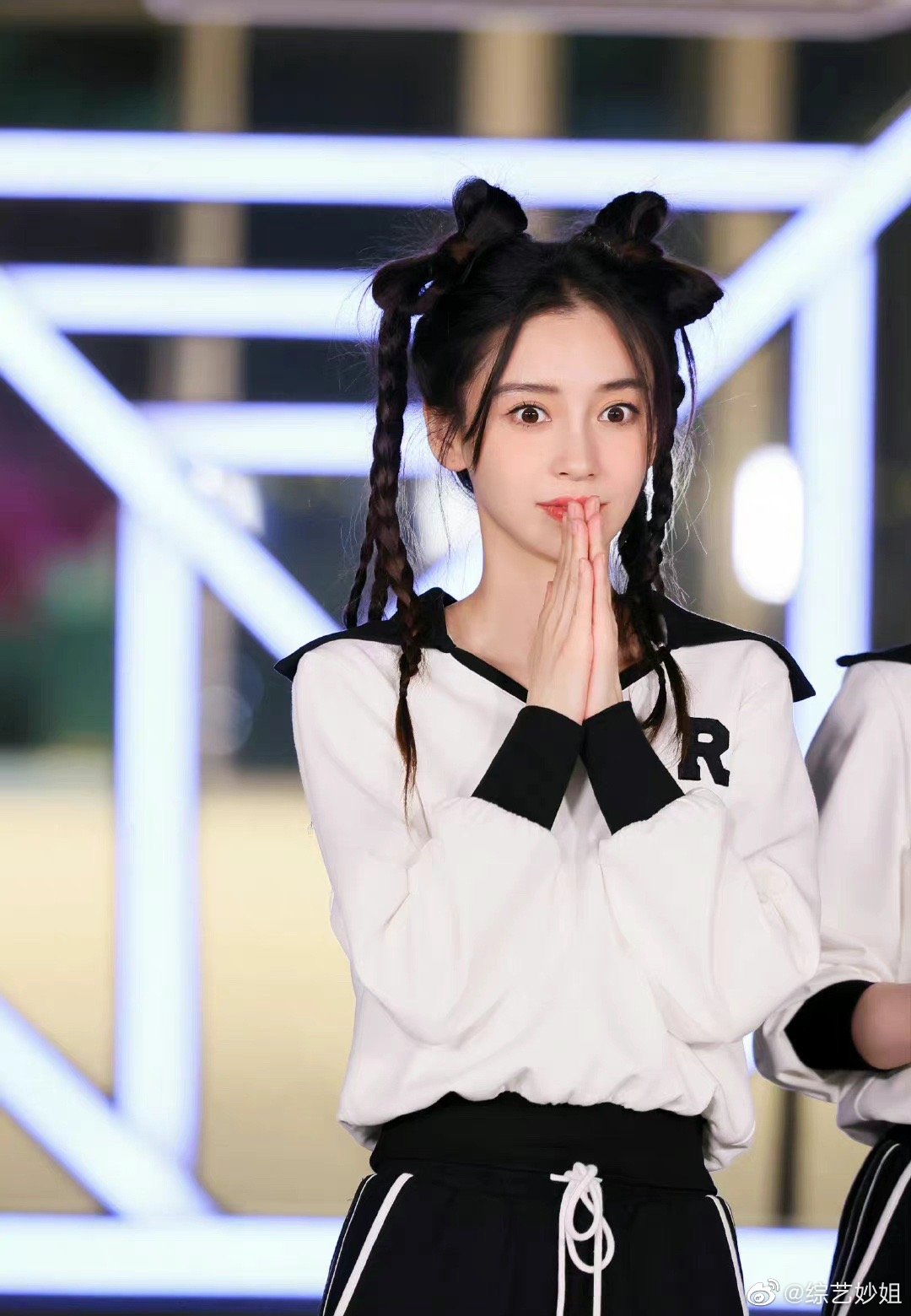 angelababy《奔跑吧》造型图～ 头上两个蝴蝶结……__财经头条