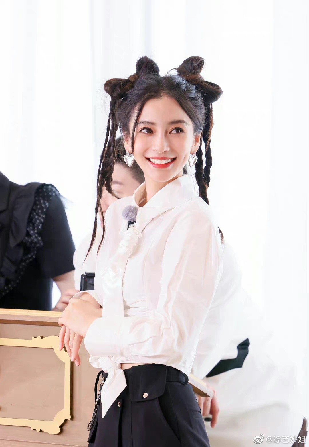 angelababy《奔跑吧》造型图～头上两个蝴蝶结,这个发型好可爱,少女感