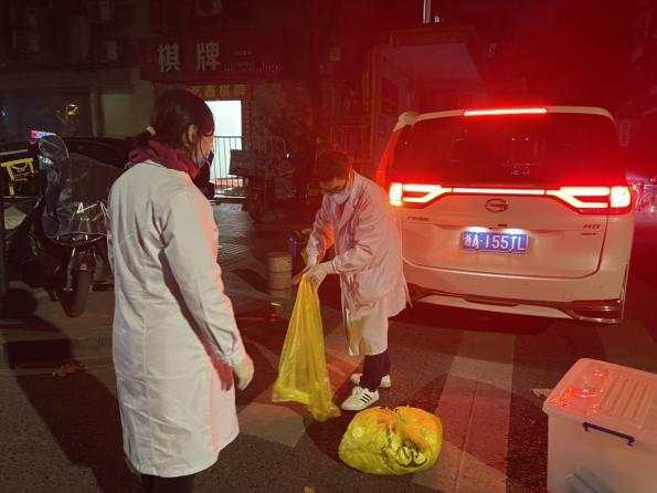 健康小站最前线丨深夜上门对居家观察人员核酸采样，他们三次穿脱防护服休闲区蓝鸢梦想 - Www.slyday.coM