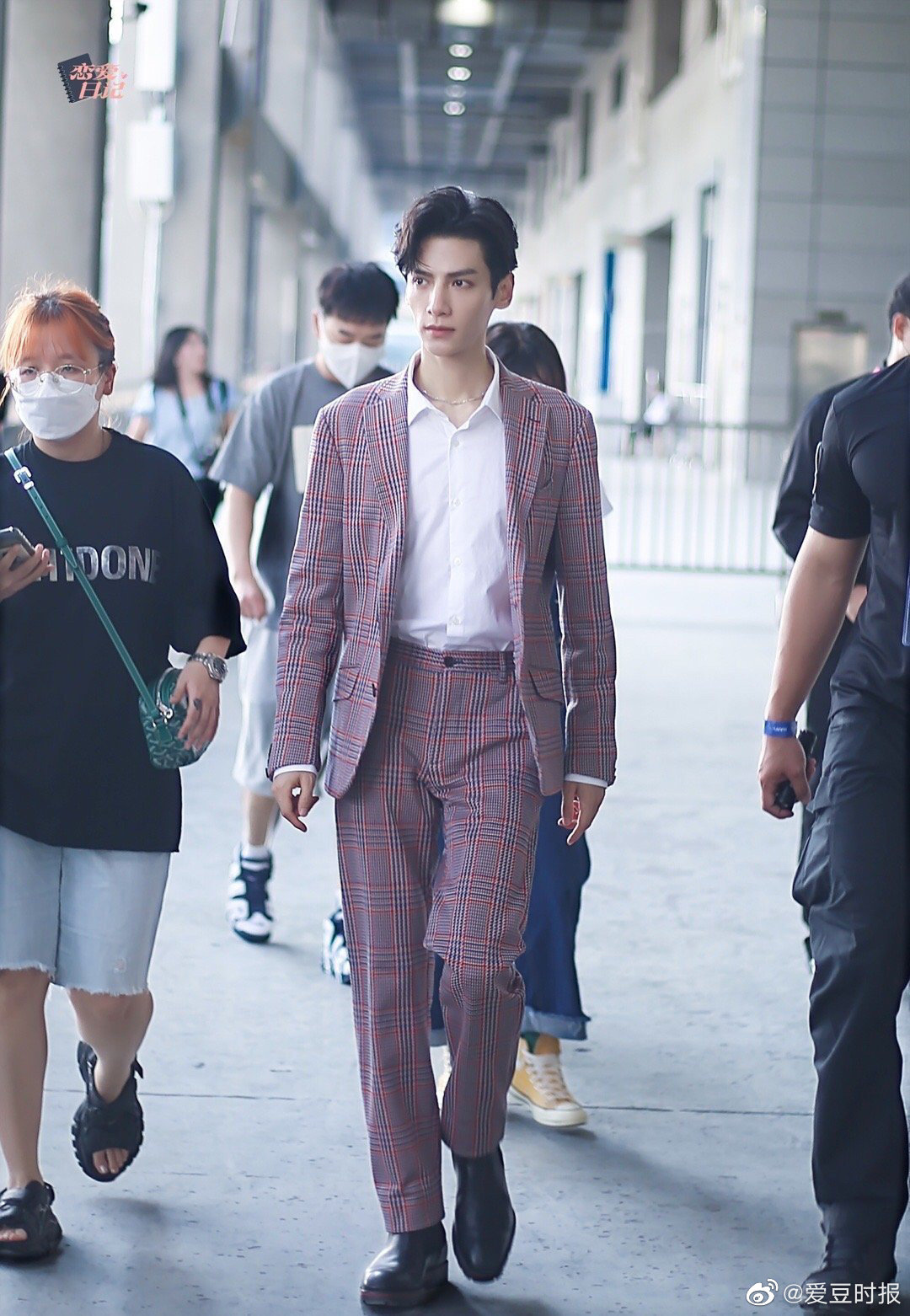 罗云熙的腿又长又直,身材比例绝了!