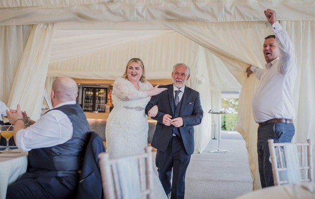 英国新娘婚礼前1小时被告知,相恋4年的新郎逃了,笑着完成仪式休闲区蓝鸢梦想 - Www.slyday.coM 英国新娘婚礼前1小时被告知,相恋4年的新郎逃了,笑着完成仪式休闲区蓝鸢梦想 - Www.slyday.coM