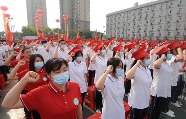 为青春加冠荆州北门中学举行十八岁成人礼仪式
