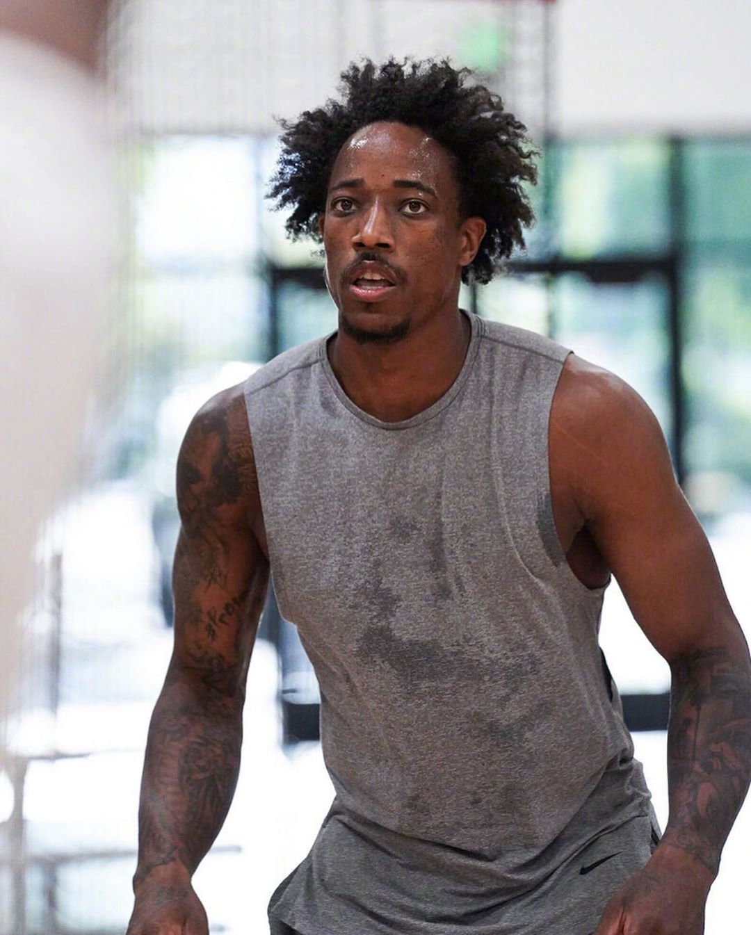 德罗赞的新发型.