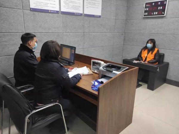 女子违章被拦竟连续撞倒两名交警，被拘留10日！休闲区蓝鸢梦想 - Www.slyday.coM