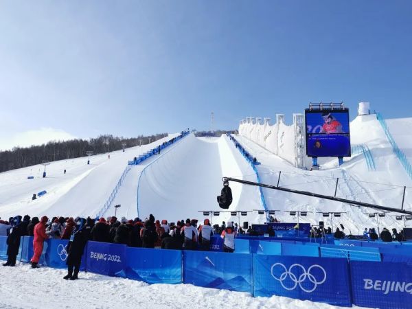 凌波微步，所向披靡！谷爱凌U型池强势夺冠！休闲区蓝鸢梦想 - Www.slyday.coM