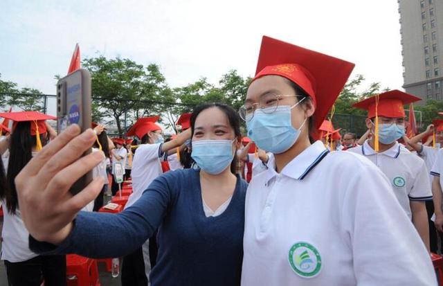 为青春加冠荆州北门中学举行十八岁成人礼仪式