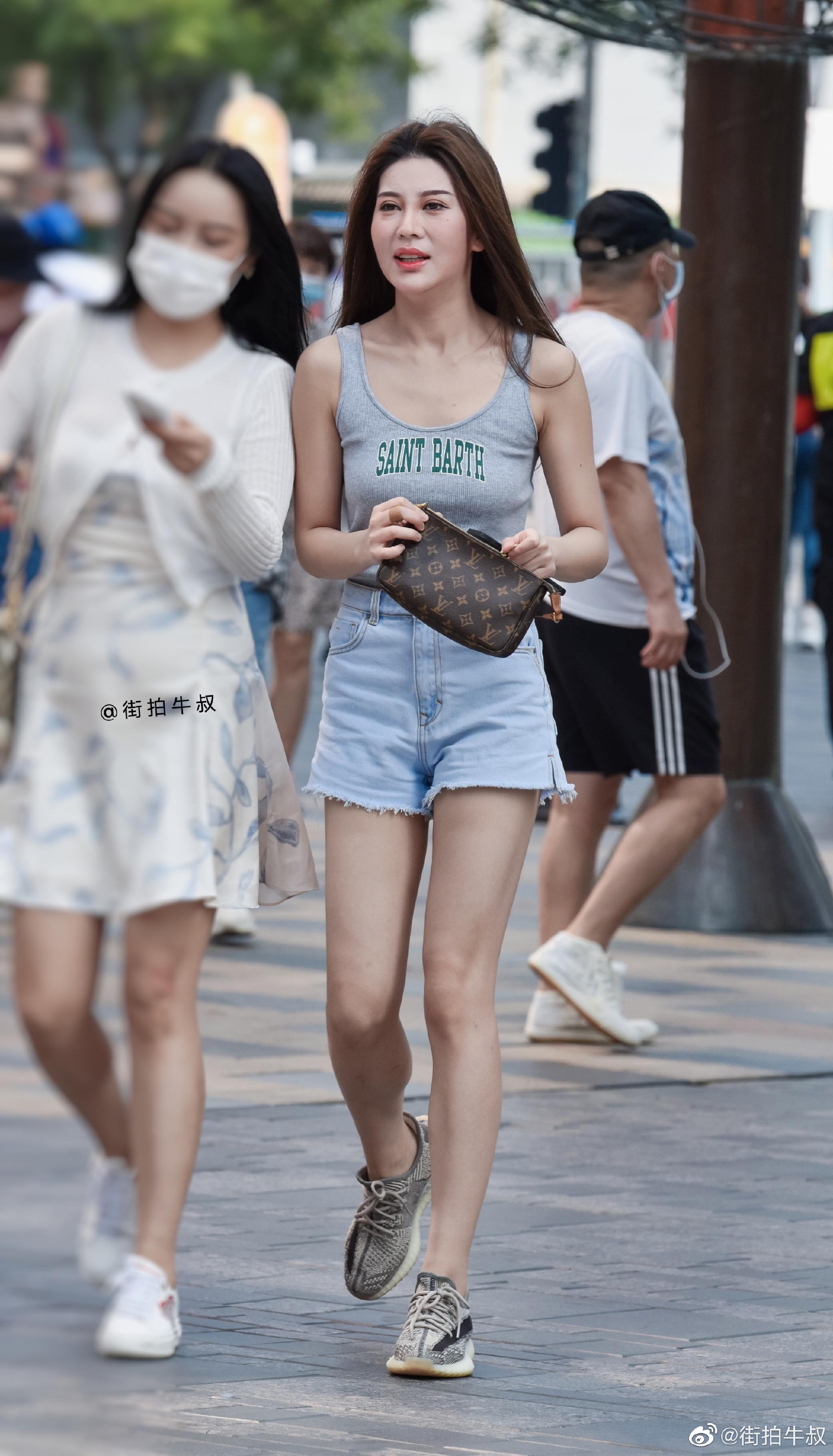 美女穿着性感的字母logo背心出街