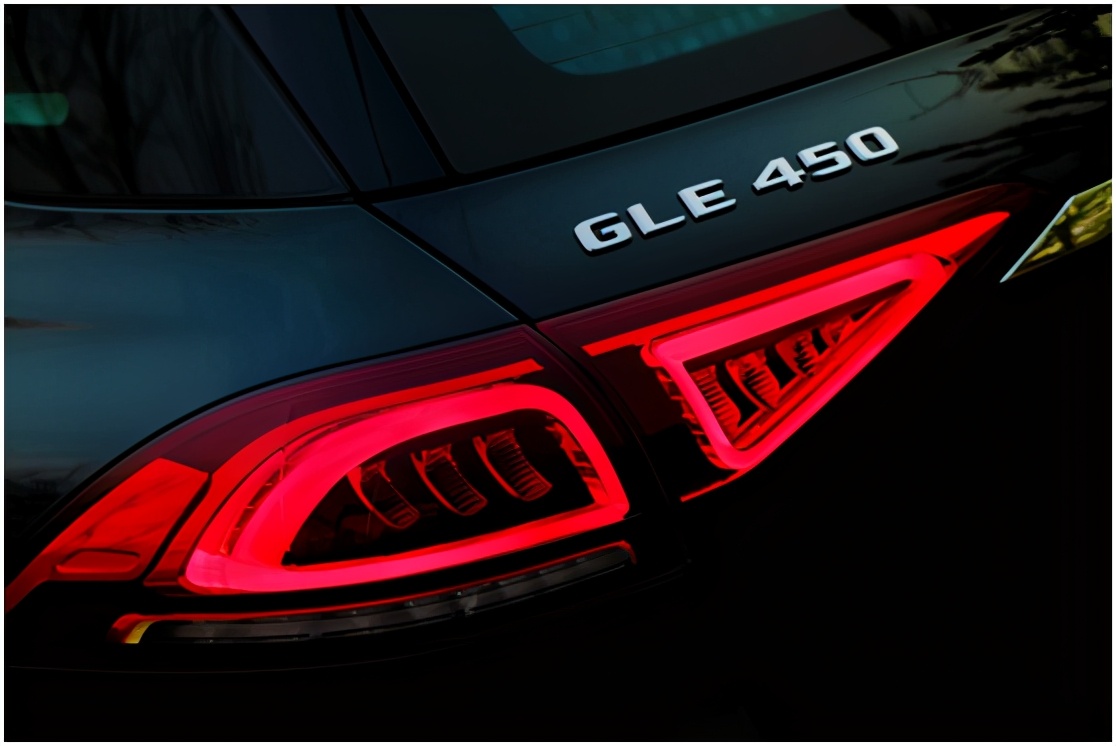 排气管变大了(装饰),尾灯属于奔驰新的家族特征