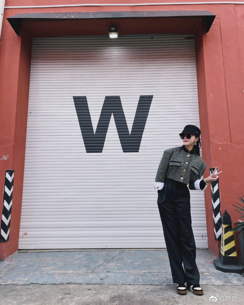 温暖随性的日常穿搭真的很上头!看唐嫣的穿搭就知道,超有范的休闲区蓝鸢梦想 - Www.slyday.coM 温暖随性的日常穿搭真的很上头!看唐嫣的穿搭就知道,超有范的休闲区蓝鸢梦想 - Www.slyday.coM