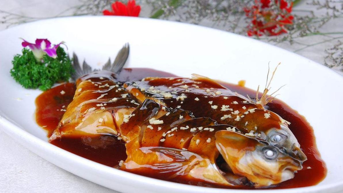 色泽艳丽,酸甜可口,鲜味十足,是一道色香味俱全的传统菜肴.西湖醋鱼