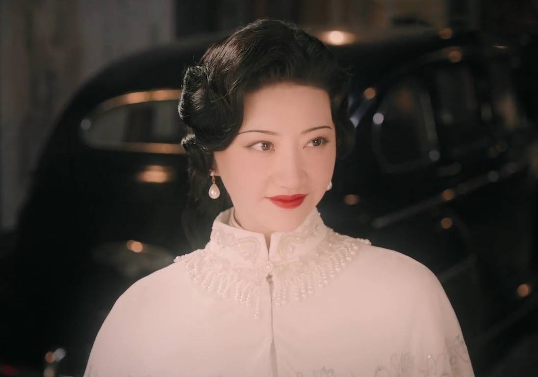 景甜新剧《司藤》首播,变"外星人"大杀四方,一集换一套旗袍