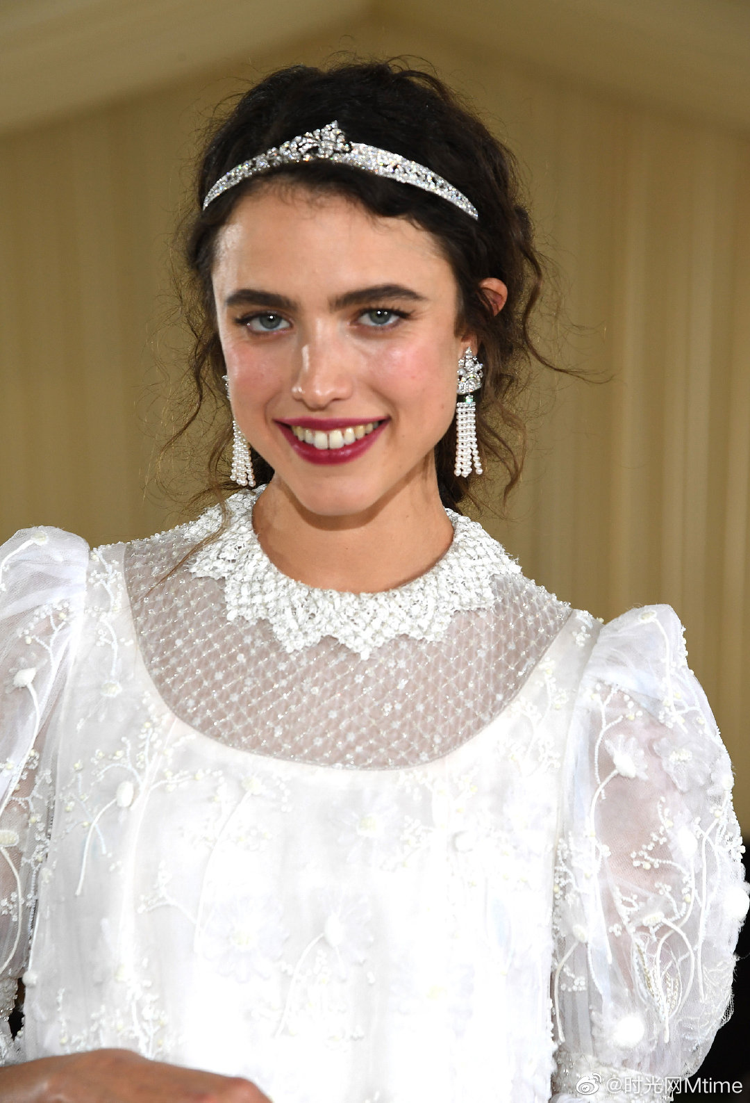 《好莱坞往事》《死亡搁浅》女星玛格丽特·库里白裙甜美亮相_高清