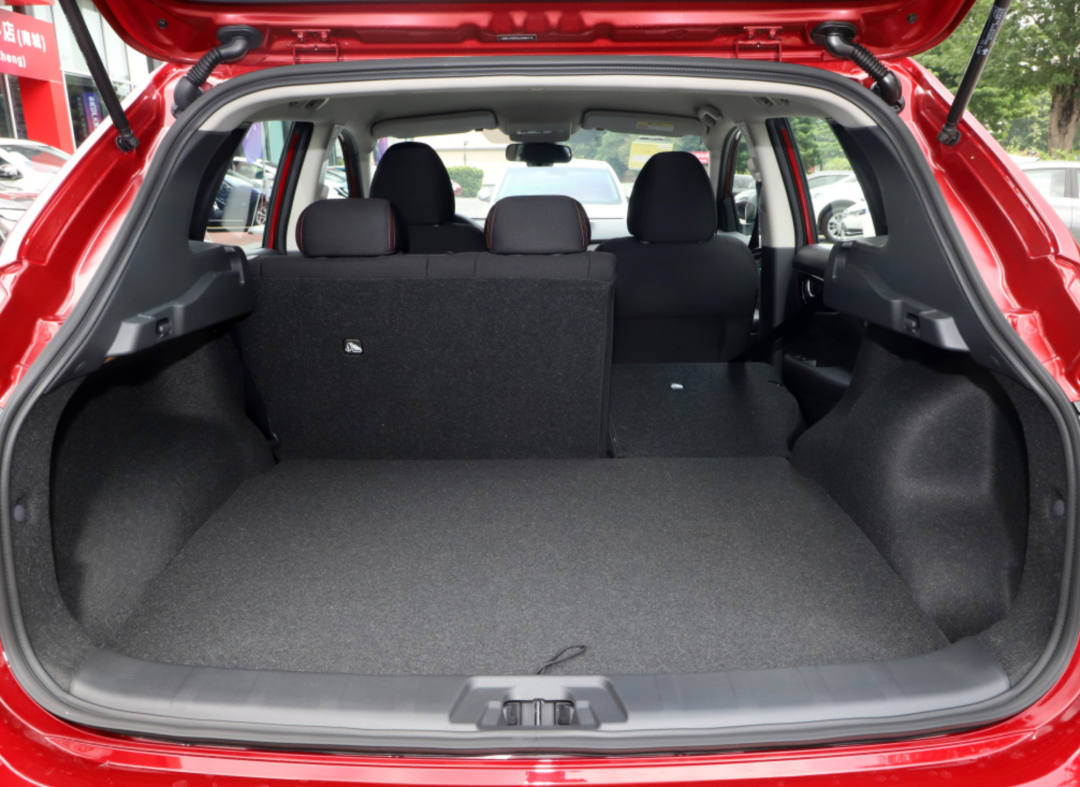 途岳后备箱智跑后备箱而在这方面,途岳由于后排不能全部放倒,扩展性