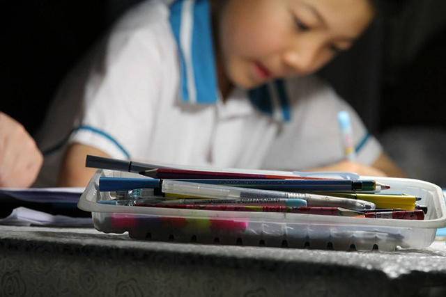 没人看着的时候,孩子都是咋写作业的?监控拍下的场景太真实