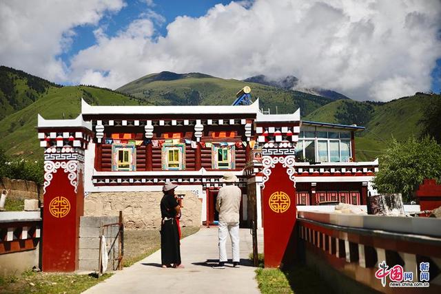 道孚县特尔瓦村的藏民居.