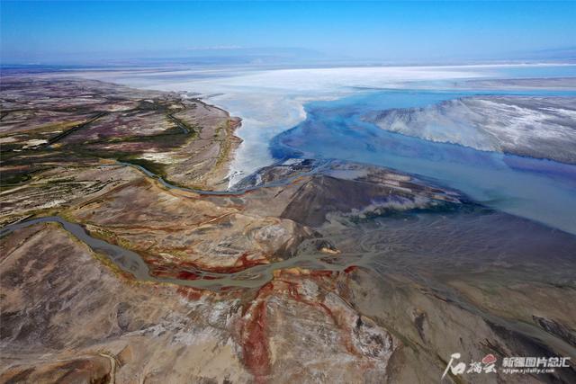 橙黄尽染艾比湖 蜿蜒河汊入水流