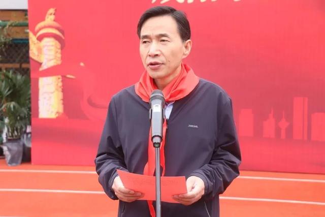 秦都区区委常委,组织部长王高林致辞.少先队员为与会领导佩戴红领巾.