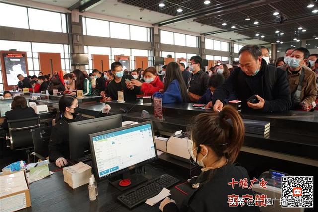 小长假第一天，武当山景区秩序井然，外地游客需现场核酸检测休闲区蓝鸢梦想 - Www.slyday.coM