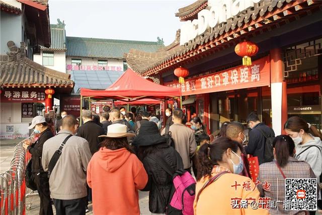 小长假第一天，武当山景区秩序井然，外地游客需现场核酸检测休闲区蓝鸢梦想 - Www.slyday.coM