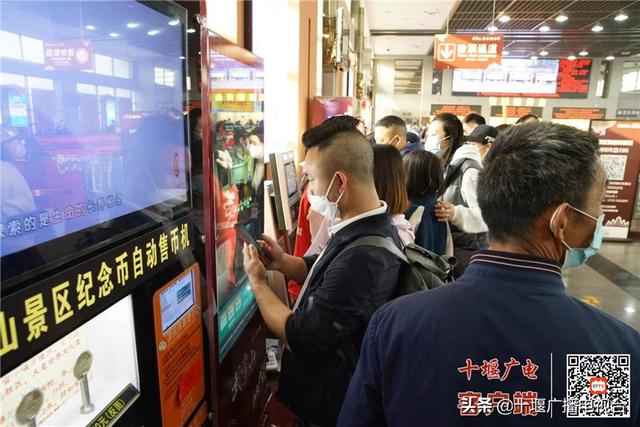 小长假第一天，武当山景区秩序井然，外地游客需现场核酸检测休闲区蓝鸢梦想 - Www.slyday.coM