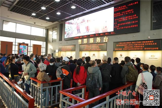 小长假第一天，武当山景区秩序井然，外地游客需现场核酸检测休闲区蓝鸢梦想 - Www.slyday.coM