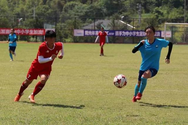 杭州00后“铿锵玫瑰”在赛场上乘风破浪，热爱足球的她们说，每次夺冠都是突破休闲区蓝鸢梦想 - Www.slyday.coM