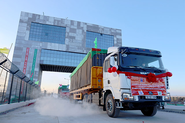 除夕临近阿日哈沙特口岸货运通道迎来首开边检站全力推进外贸保稳提质