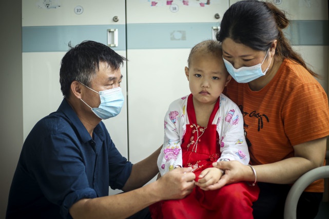 大女儿见义勇为不幸牺牲,小女儿如今又患白血病,夫妻自叹命太苦休闲区蓝鸢梦想 - Www.slyday.coM 大女儿见义勇为不幸牺牲,小女儿如今又患白血病,夫妻自叹命太苦休闲区蓝鸢梦想 - Www.slyday.coM