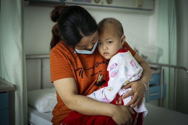 大女儿见义勇为不幸牺牲,小女儿如今又患白血病,夫妻自叹命太苦休闲区蓝鸢梦想 - Www.slyday.coM 大女儿见义勇为不幸牺牲,小女儿如今又患白血病,夫妻自叹命太苦休闲区蓝鸢梦想 - Www.slyday.coM