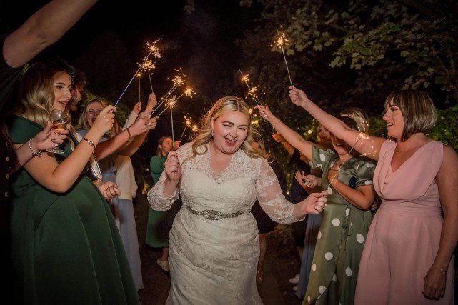 英国新娘婚礼前1小时被告知,相恋4年的新郎逃了,笑着完成仪式休闲区蓝鸢梦想 - Www.slyday.coM 英国新娘婚礼前1小时被告知,相恋4年的新郎逃了,笑着完成仪式休闲区蓝鸢梦想 - Www.slyday.coM