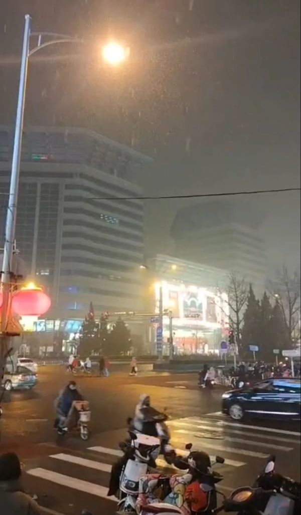 北京下雪了！除夕前夜，瑞雪丰年休闲区蓝鸢梦想 - Www.slyday.coM