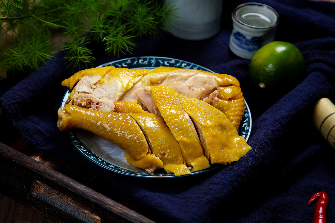 不加一滴水的电饭煲盐焗鸡,懒人做法省时又省事,鸡肉嫩到出汁