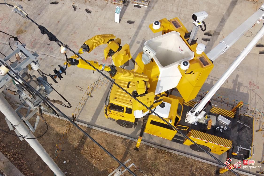 2021年12月13日,山东烟台首次使用配电网带电作业机器人,成功对线路