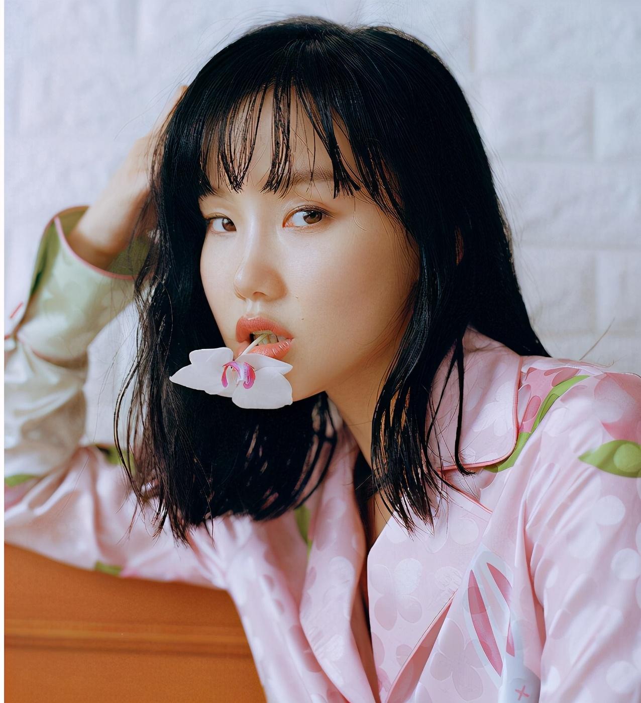 黄龄深夜发文硬刚粉丝,称不要对我身边人指指点点!