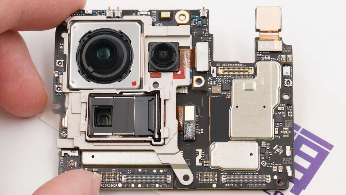 断开电池,排线以及两侧的同轴信号线即可将主板取出.