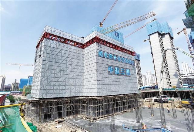 西北地区首台“智能集成住宅造楼机”在兰投运|系统|全天候|模板_新浪新闻