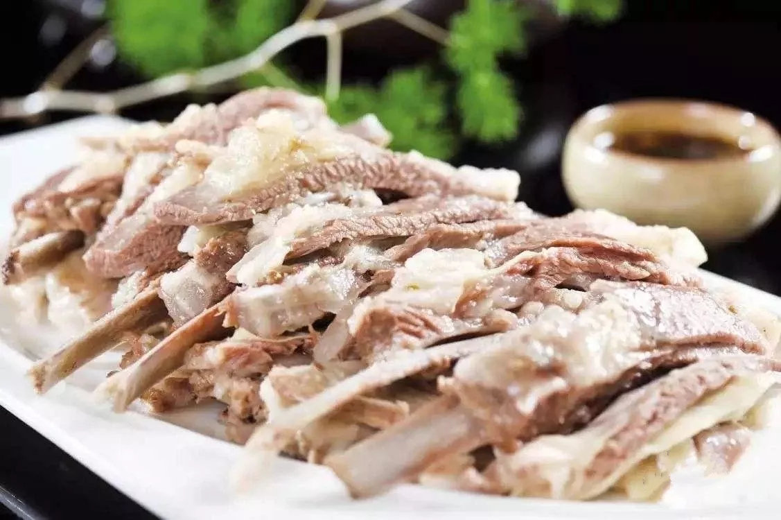 羊肉在民勤人口中,有着千千万万种吃法,开锅涮,铜锅涮肉,手抓,烤全羊