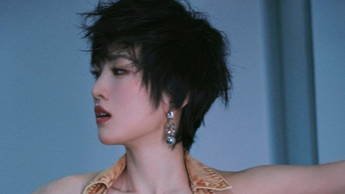 姚安娜新造型美出新高度!侧颜还撞脸巩俐,穿牛仔背心露锁骨优美|姚安娜|巩俐_新浪新闻